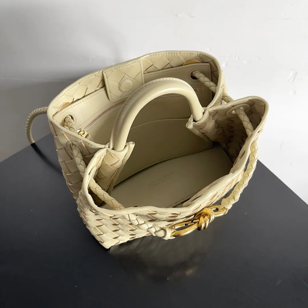 The 2023 new Andiamo batch of 1860 BV has been shipped‼ ️Really popular🔥The new Andiamo woven handbag launched by Bottega Veneta this season is really popular all over the world! ! Celebrities at home and abroad have worn it, and Oscar-winning actress Michelle Yeoh has taken it out on the street. Song Jia, Trai Yara, Yu Feihong, Sanji Ayaka, Rosie Hunting-Whiteley, Yoshioka Riho, etc. have all picked up this bag. It is classic and versatile, showing off its temperament, and the bag capacity is also large, which is very convenient for daily commuting! ! A variety of carrying methods, the shoulder straps can be adjusted by yourself, the original lambskin feels soft and delicate, and the neutral style is made to break gender boundaries and bring a more practical and longer-lasting use experience. Andiamo, which has both elegant and casual styles, perfectly interprets the true appearance of "fashionable old money style". Style number: 743568 Size: 25*22*10.5cm